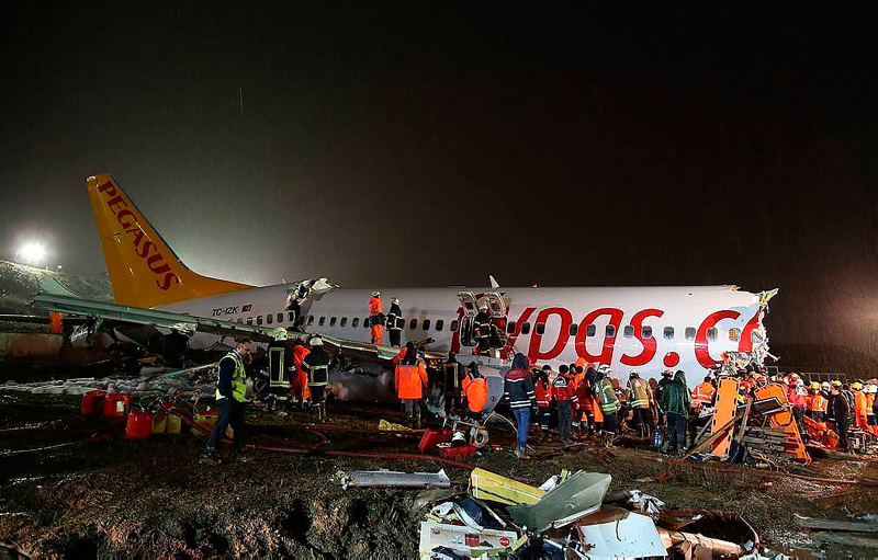İstanbul Sabiha Gökçen Havalimanındaki uçak kazasında gözler pilot hatasında! Israrla farklı piste inmek istemişler