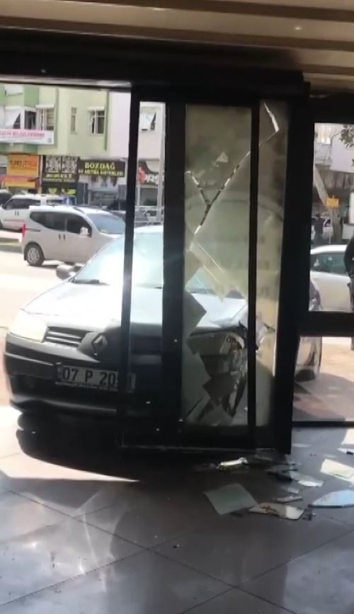 Antalyada otomobil içinde müşterilerin olduğu fırına daldı! O anlar kamerada