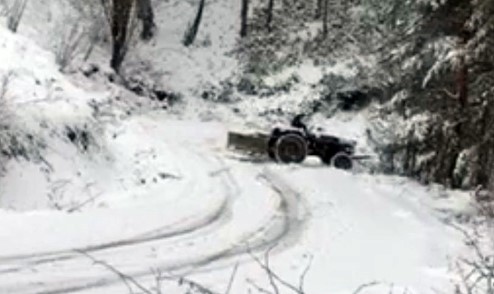 Sakarya’da traktörüyle karlı yolda drift yapmaya kalkışan adam ölümden döndü! O anlar kamerada