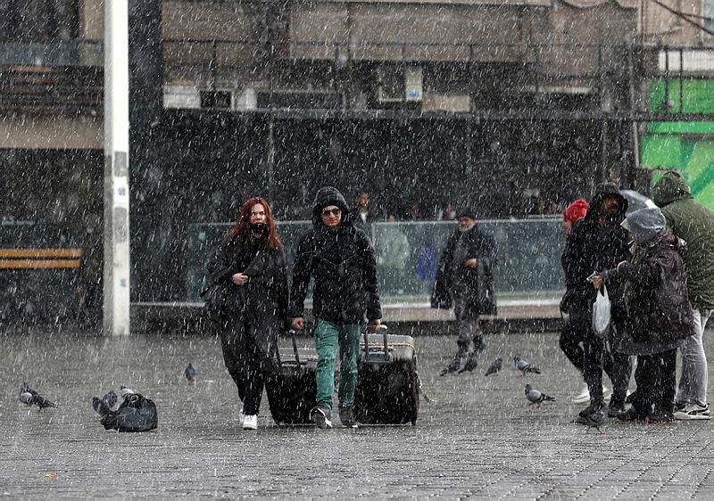 SON DAKİKA! İstanbulda sabah saatlerinde yağan kar şaşkına uğrattı! Kar yağışı devam edecek mi? Meteorolojiden flaş uyarı geldi