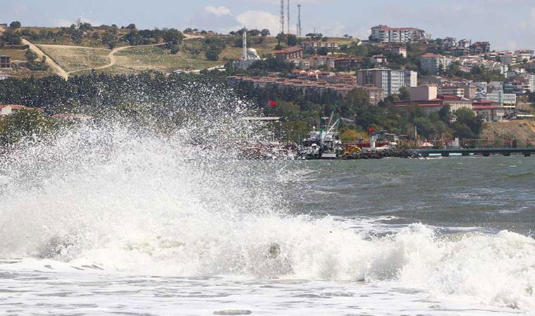 Tekneler denize açılamadı bir kayık battı! Marmara Denizinde ulaşıma poyraz engeli