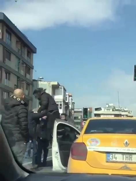 Kadıköy’de vatandaşla taksici yol verme kavgasında birbirine girdi! Uçan tekmeli saldırı kamerada