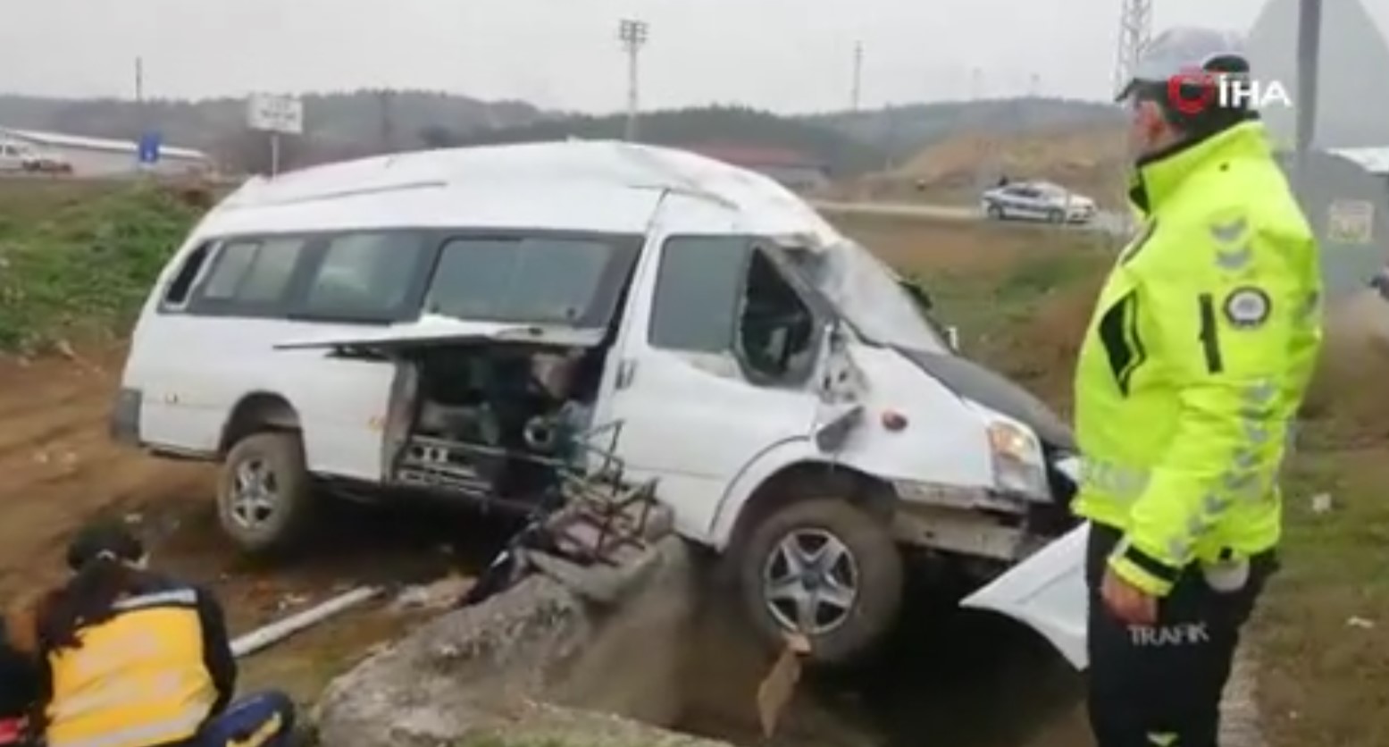 Amasya’da tarım işçilerinin olduğu minibüs devrildi: Çok sayıda yaralı var