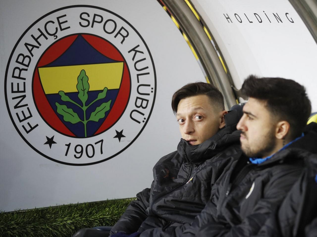 Fenerbahçede Mesut Özil ile Ozan Tufan kadro dışı bırakıldı!