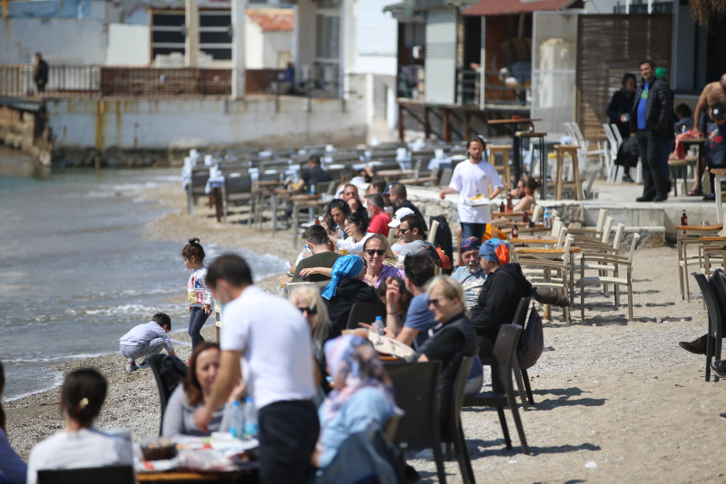 Hava sıcaklığı 25 dereceye ulaştı! Sahile akın ettiler