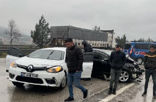 Osmaniyede trafik kazası:1 polis hayatını kaybetti, 3 kişi yaralandı