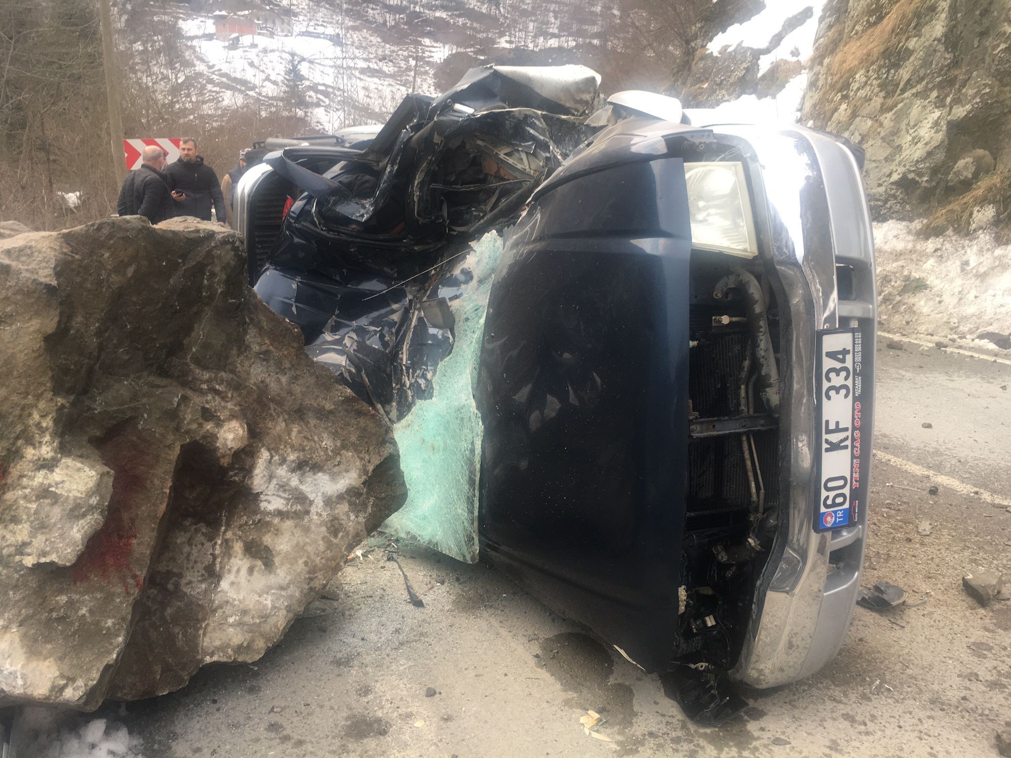 Trabzon’da akılalmaz felaket! Kaya parçası yoldan geçen arabanın üzerine düştü: 4 kişi hayatını kaybetti