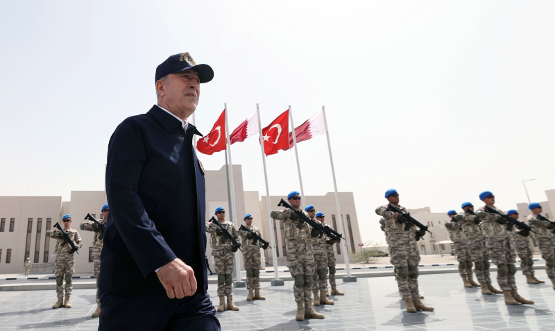 Milli Savunma Bakanı Hulusi Akar Katarda görevli Mehmetçik ile bir araya geldi