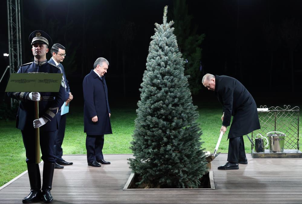 Başkan Erdoğan, Özbekistan’da dostluk ağacı dikti