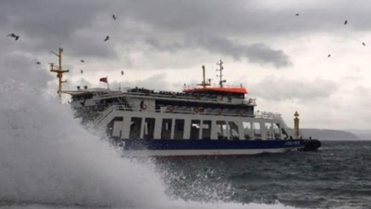 Fırtına sebebiyle çok sayıda feribot seferi iptal edildi