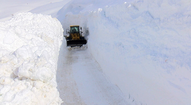 Muşta nisan ayında 10 metre kar! İş makinelerinin geçtiği bölgelerde kardan tüneller oluştu