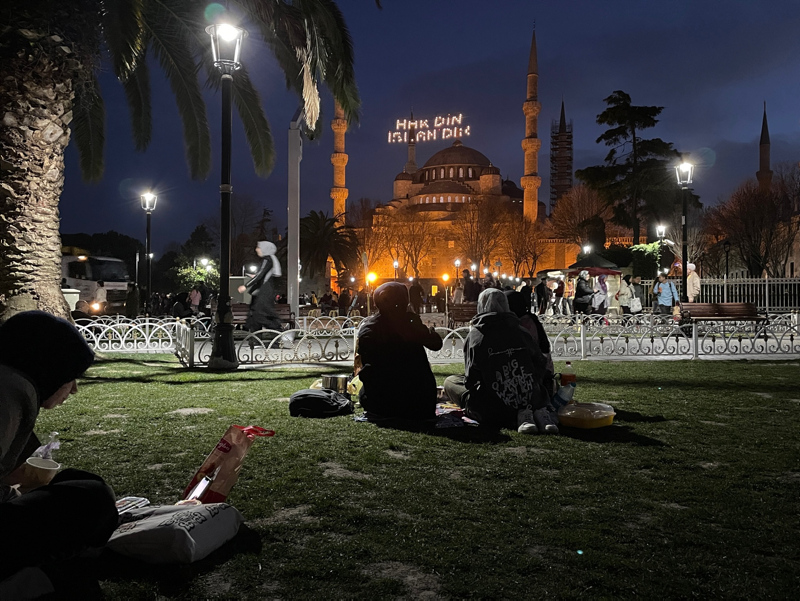 Ramazan heyecanla karşılandı! İstanbullular ilk iftar için Ayasofyanın gölgesine koştu