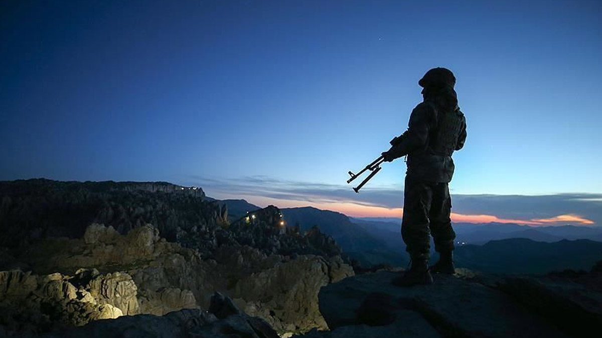 PKKda çözülmeler sürüyor! Bir terörist daha teslim oldu