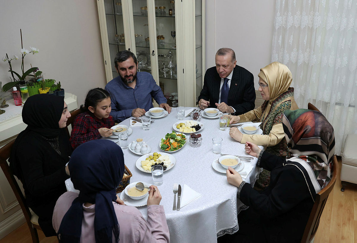 Halkın adamı halkın sofrasında: Başkan Erdoğan ve eşi iftar için İstanbulda bir ailenin evine konuk oldu