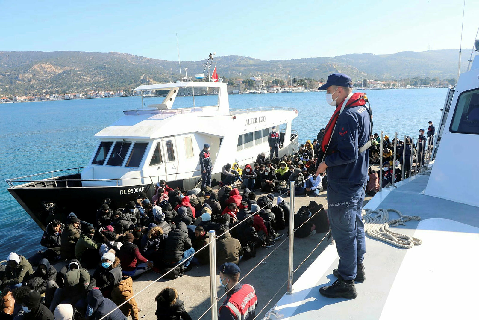 İzmirde balıkçı teknesine göçmen operasyonu: 168 kişi yakalandı