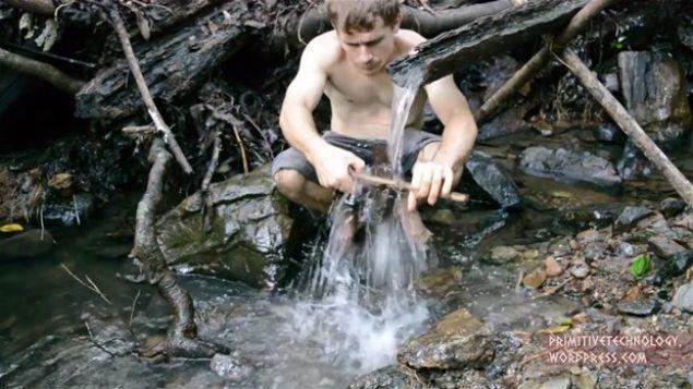 Su gücüyle çalışan icadı büyük beğeni topladı! İlkel malzemelerle ormanda yaptı