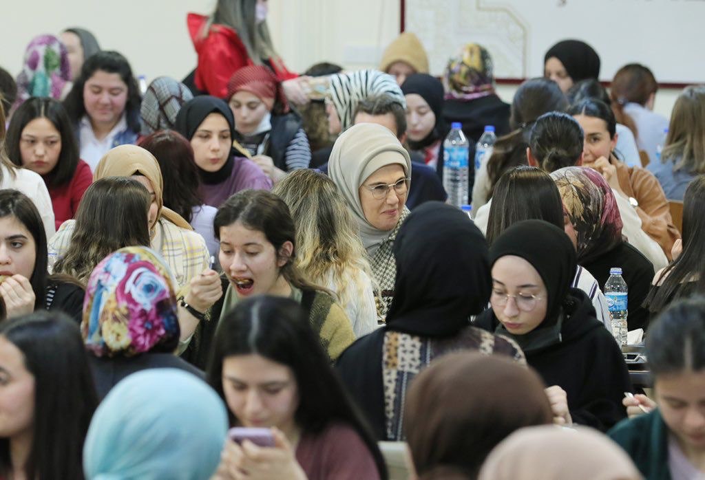 Emine Erdoğan Ankaradaki öğrencilerle birlikte iftar yaptı: Gözlerinizdeki inanç ve kararlılık yarınlara umut dolu bakmamızı sağlıyor