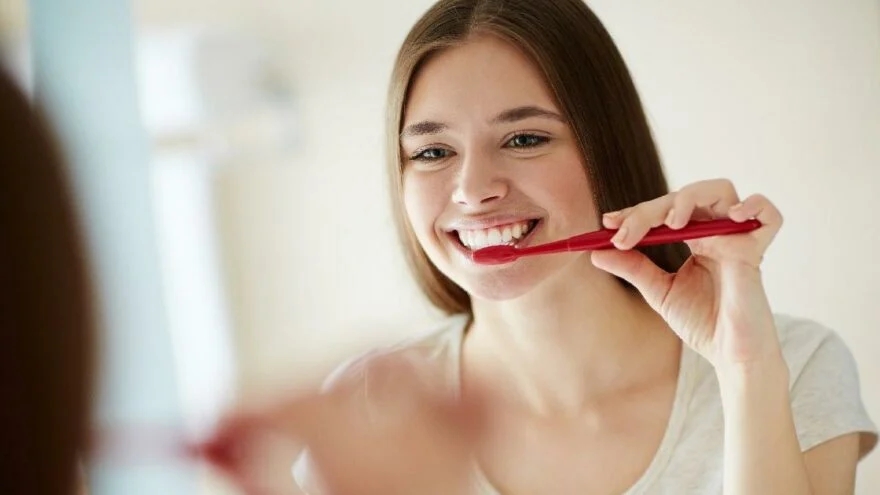 Diş fırçalamak orucu bozar mı? Oruçluyken diş fırçalanır mı? Diyanete göre orucu bozan ve bozmayan durumlar nelerdir?