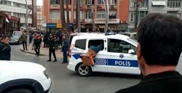 Mersin’de aksiyon filmlerini aratmayan olay: Kelepçeli şahıs polis otosunun camından atlayıp kaçtı! Mersin’de aksiyon filmlerini aratmayan olay: Kelepçeli şahıs polis otosunun camından atlayıp kaçtı!