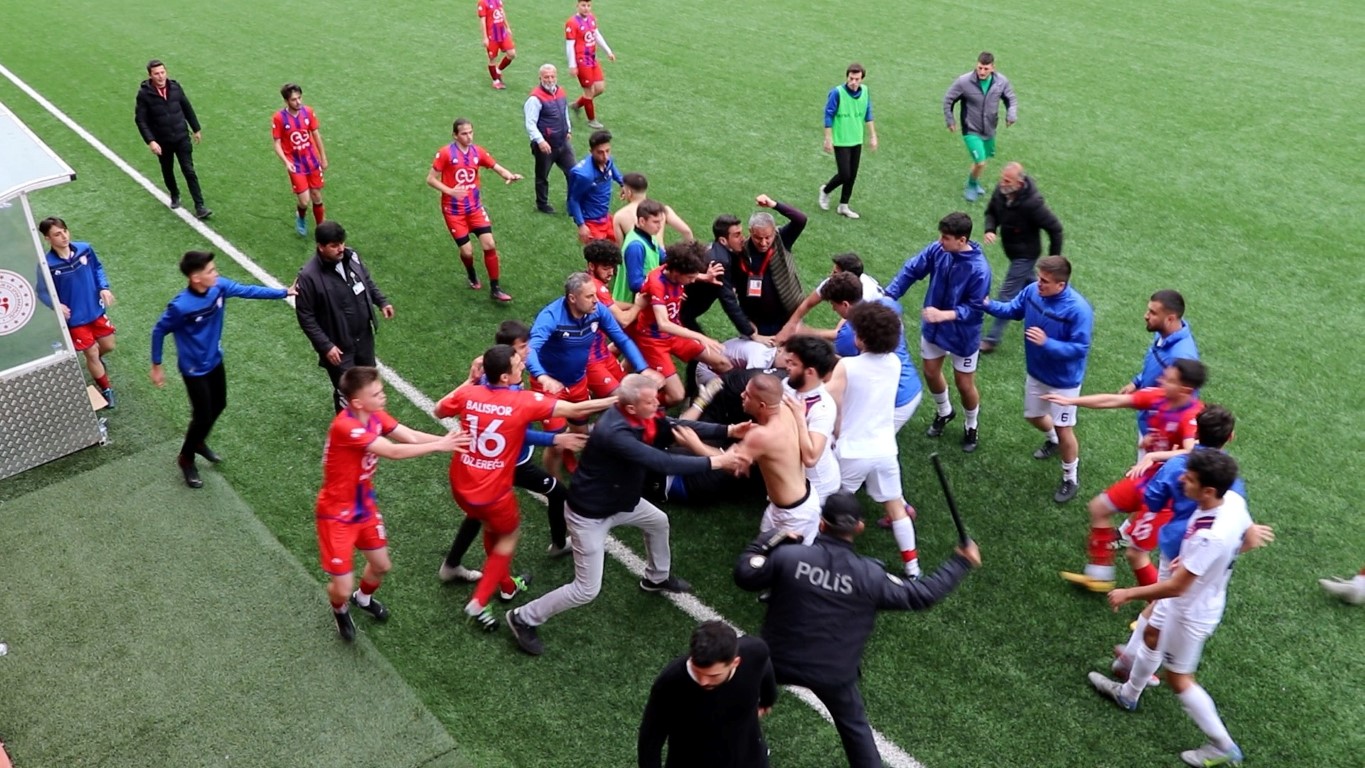 Zonguldakta amatör maçta korkunç kavga: 2 futbolcu yaralandı