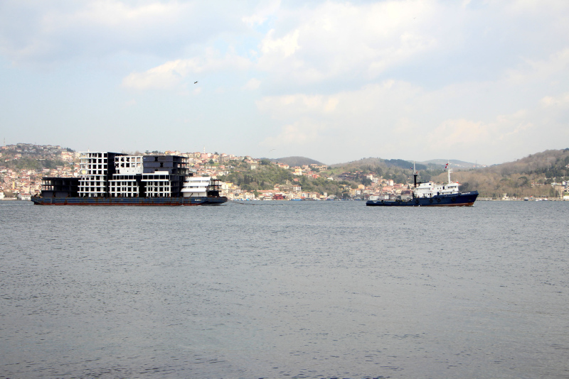 İstanbul Boğazında dikkat çeken görüntü: 8 katlı apartman böyle geçti