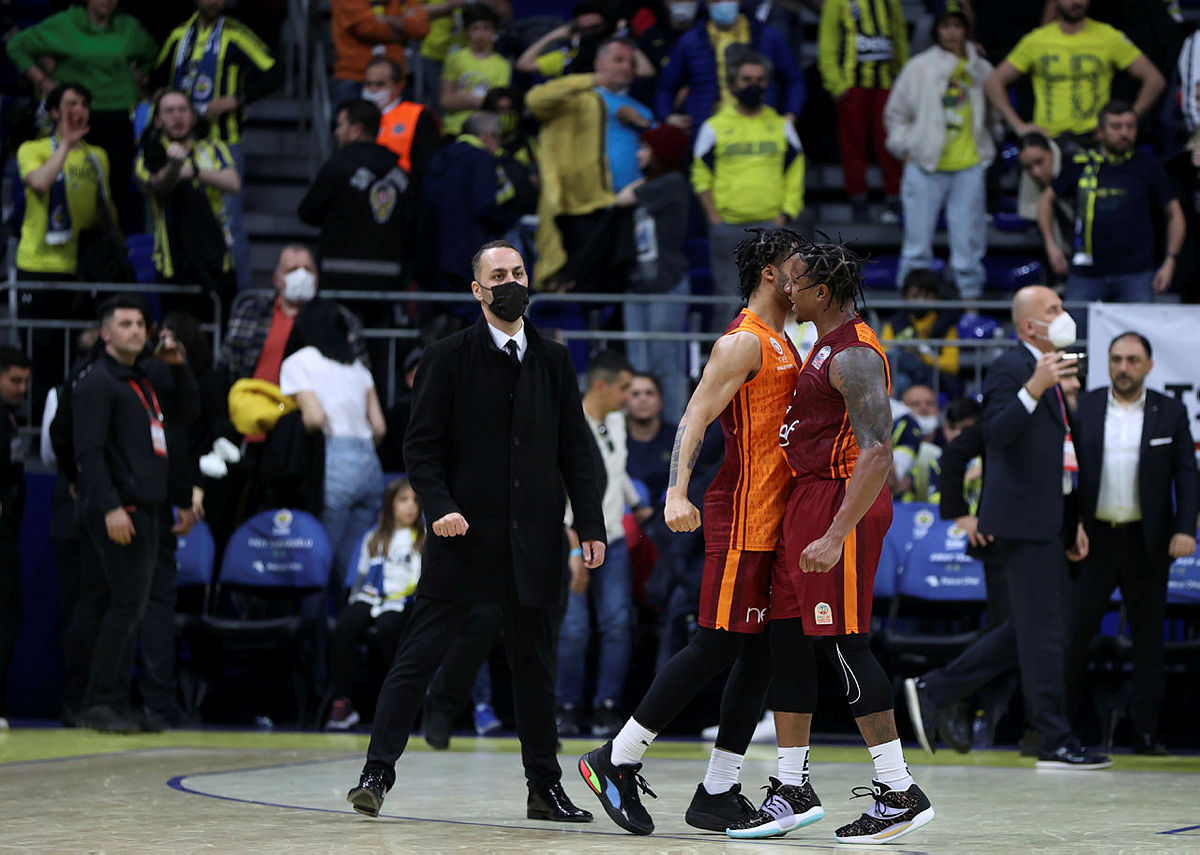 Galatasaraydan Fenerbahçe derbisi sonrası flaş gönderme! Kanarya aslan kükremesinin ardından ortadan kayboldu