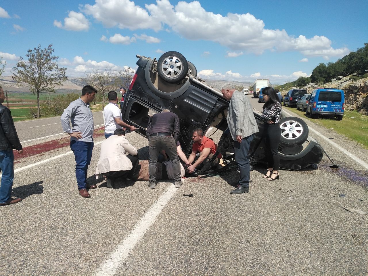 Gaziantep’te 2 otomobilin çarpıştığı kazada 4 kişi yola savruldu