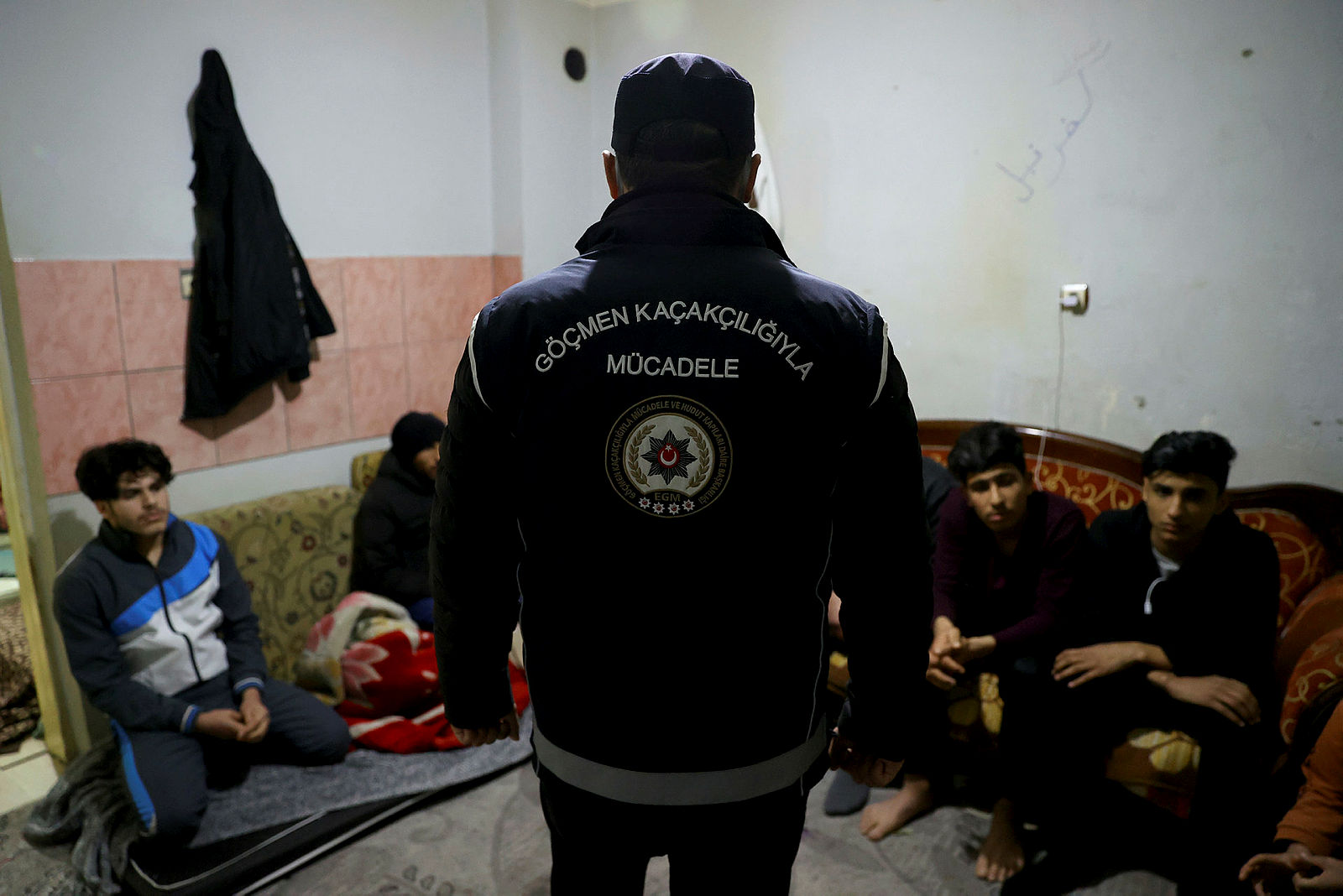 Edirnede düzensiz göçmen operasyonu: Bir evde 20 kişi yakalandı