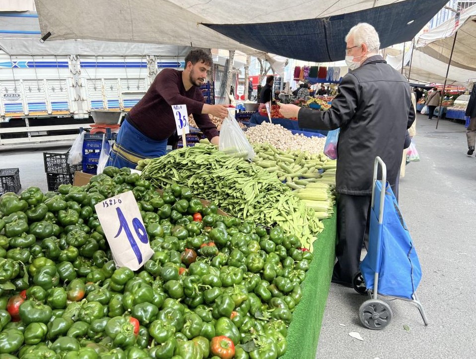 İstanbul’da bazı semt pazarlarında fiyatlar yarı yarıya düştü! Pazarcılar: Daha fazla düşecek