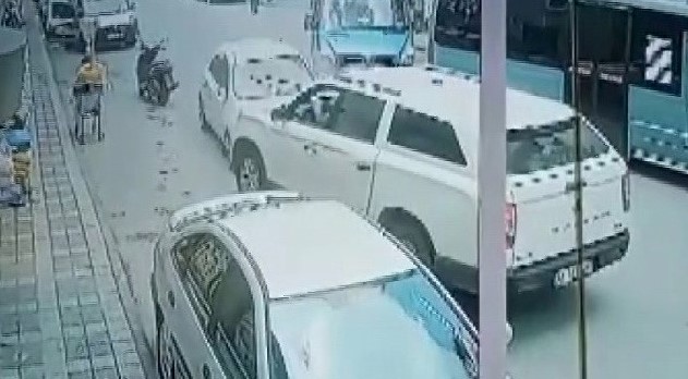 Ümraniye’de sürücüsü direksiyon başında bayılan araç minibüse ve cipe çarptı! O anlar kamerada Ümraniye’de sürücüsü direksiyon başında bayılan araç minibüse ve cipe çarptı! O anlar kamerada