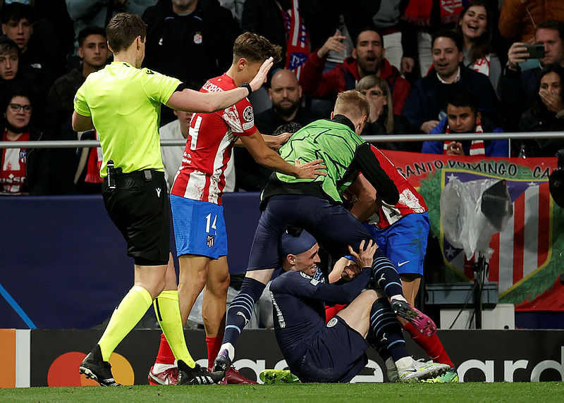 Atletico Madrid-Manchester City maçında gergin anlar! Saha karıştı! Ortaya ilginç görüntüler çıktı