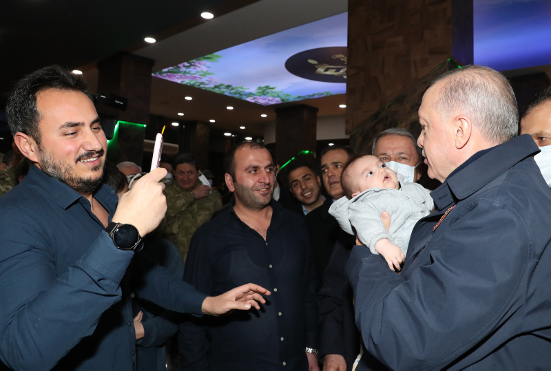 Başkan Erdoğanın sürpriz ziyareti Yüksekovalıları heyecanlandırdı: Çok mutlu olduk