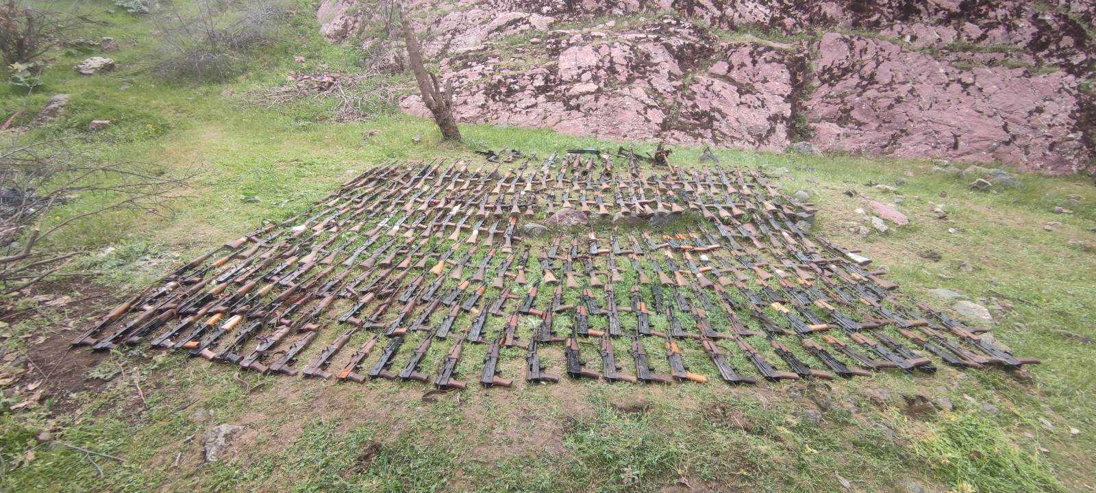 Komandolar terör örgütü PKKya ait silahları ele geçirdi
