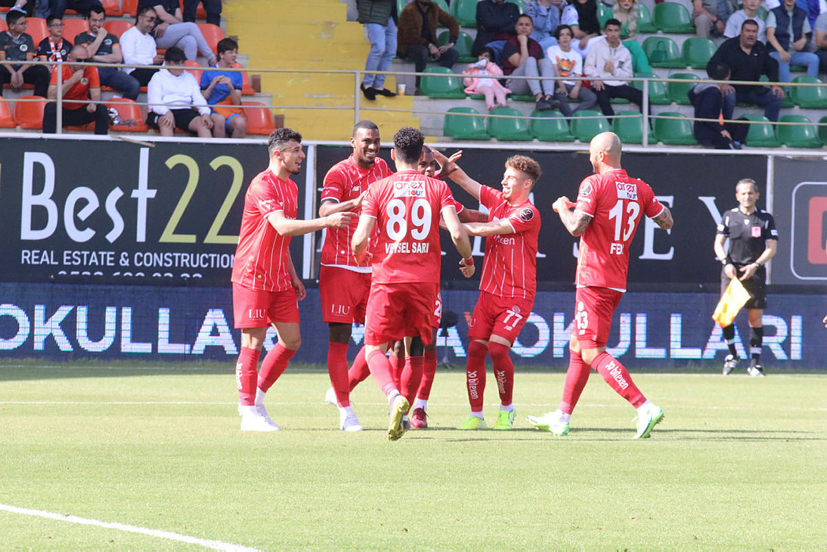 Akdeniz derbisinde kazanan Antalyaspor! Alanyaspor 1-3 Antalyaspor (MAÇ SONUCU-ÖZET)