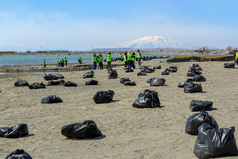 Van Gölü sahilinde tonlarca çöp toplandı