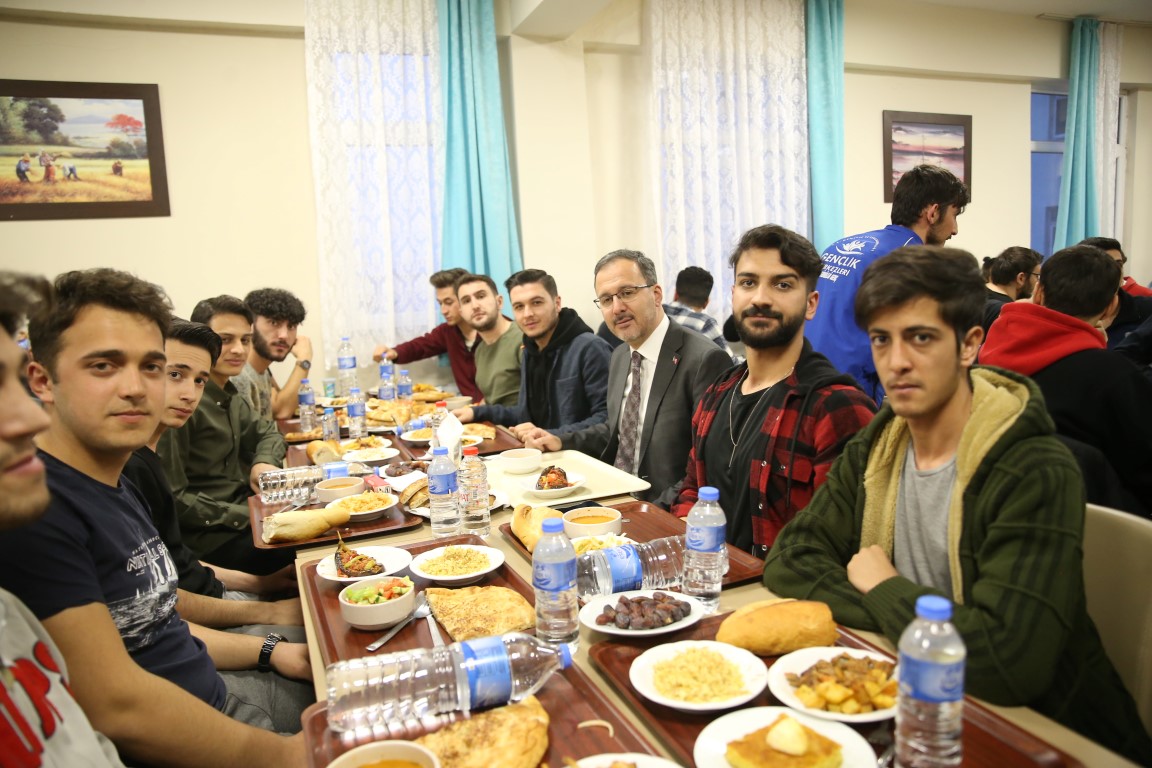 Bakan Mehmet Muharrem Kasapoğlu Kars’ta öğrencilerle iftar yaptı