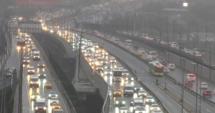 İstanbul trafiğinde okul ve yağmur yoğunluğu