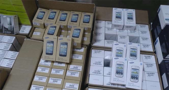 İstanbulda kaçakçılık operasyonu: 380 cep telefonu ele geçirildi