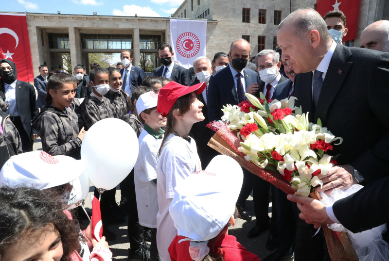 Son dakika: Başkan Erdoğan TBMMde çocuklarla bir araya geldi! Sigara diyaloğu gülümsetti