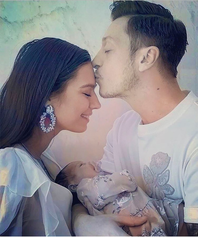 Fenerbahçeli Mesut Özil ve eşi Amine Gülşeden müjdeli haber! 5 çocuk sözleri vardı... Amine Gülşe ikinci bebeğini bekliyor