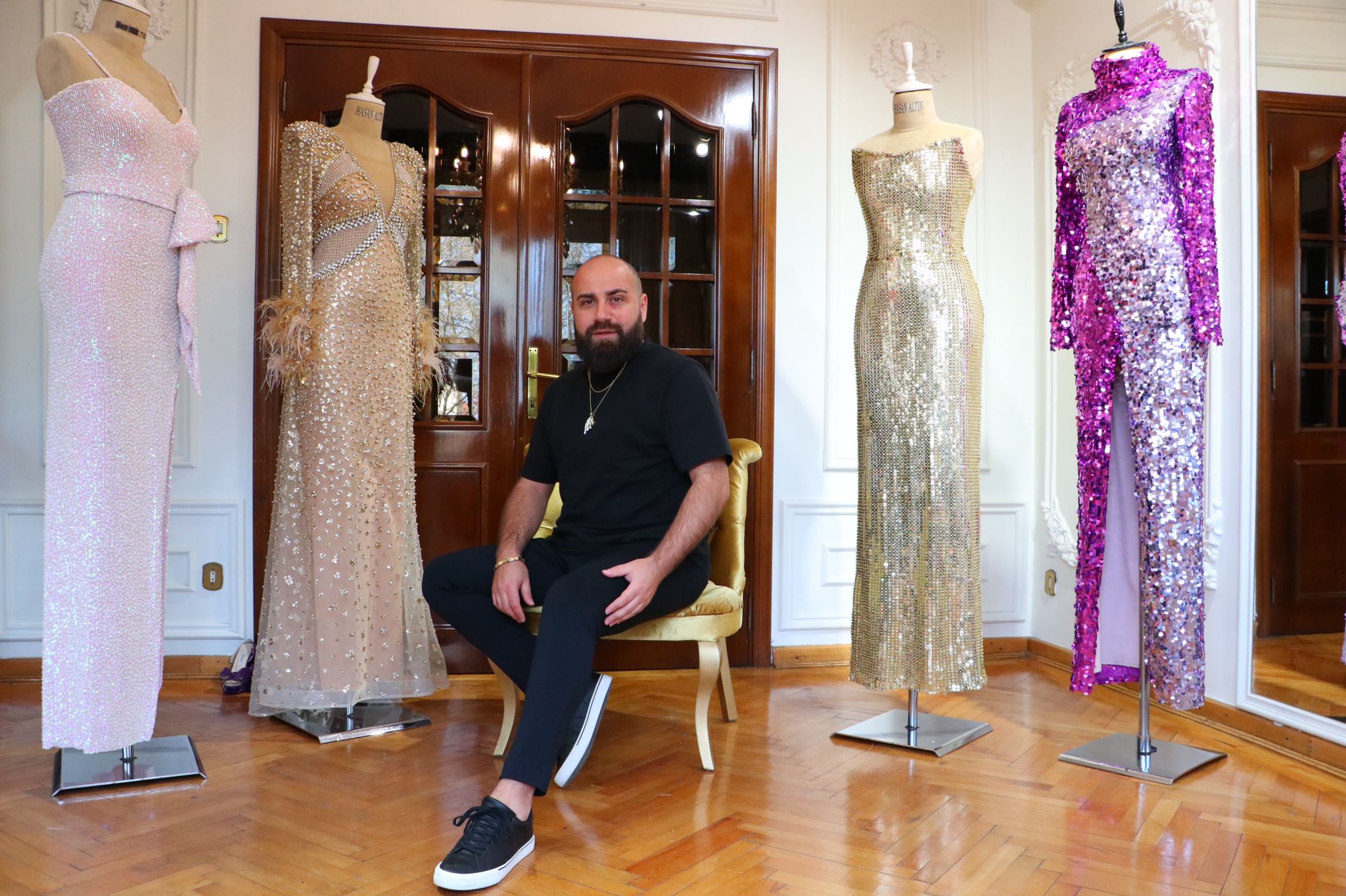 Modacı Hasan Altın, Ebru Yaşar için tasarladığı sahne kostümü ile gündeme geldi