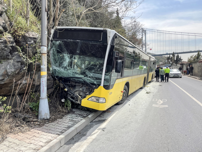 İETT otobüsü Beykozda kayalara çarparak durabildi! 5 yolcu yaralandı