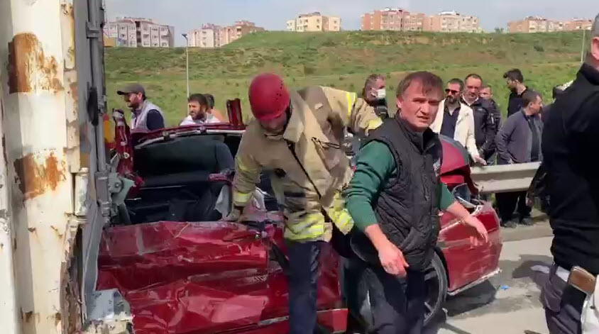 Son dakika: Kuzey Marmara Otoyolu’nda feci kaza: Otomobil TIRa arkadan çarptı! Yolcu koltuğundaki kadın hayatını kaybetti