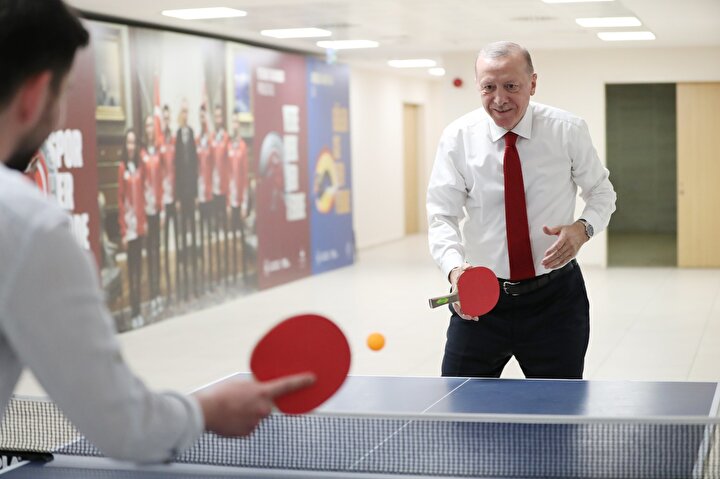 Başkan Erdoğan öğrencilerle masa tenisi oynadı! İftar sonrası gençlerle eğlenceli anlar