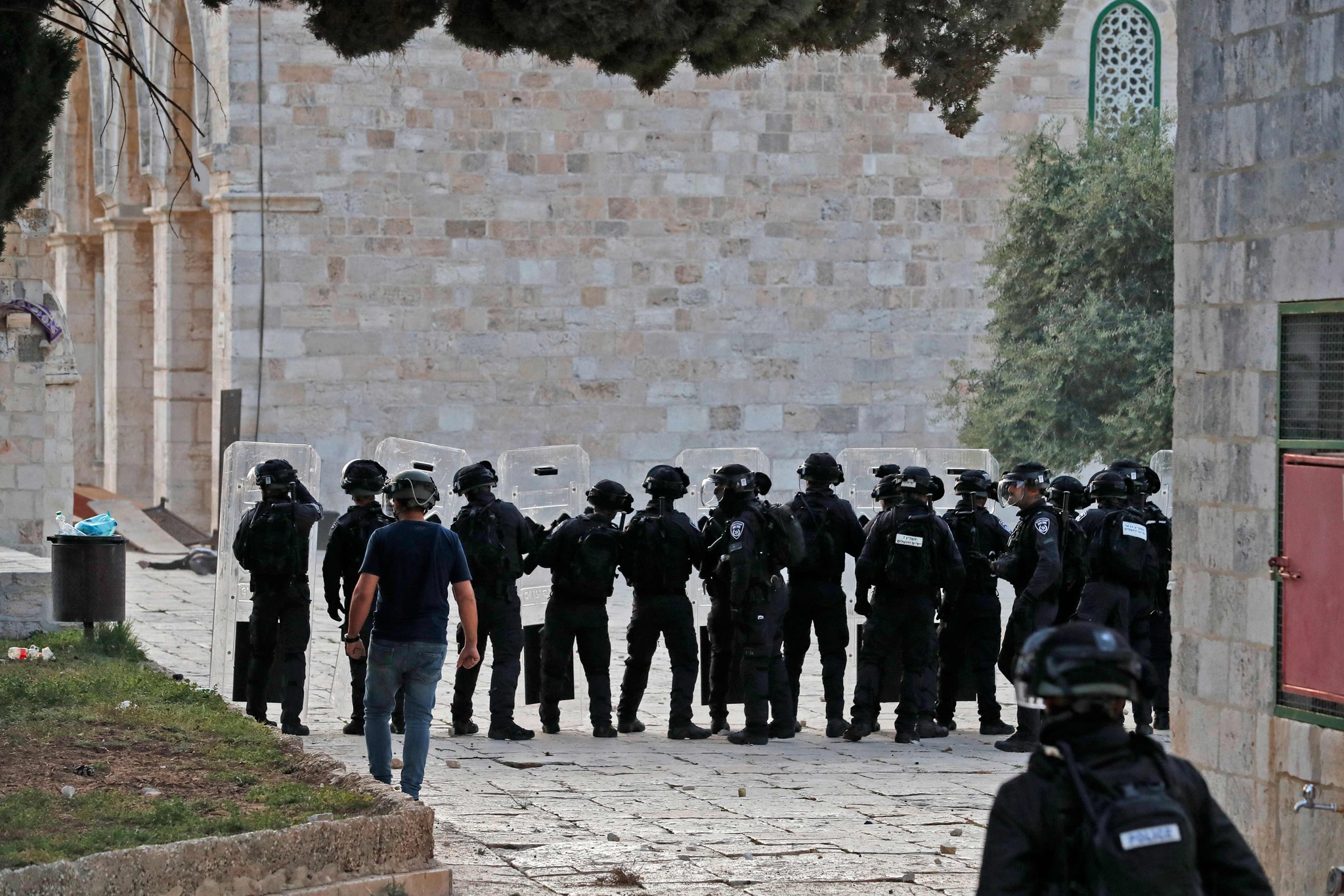 Son dakika: İsrail polisinden Mescid-i Aksaya baskın! Kauçuk kaplı mermi ve ses bombası kullandılar