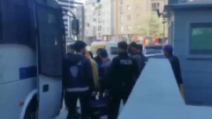 Son dakika: İstanbulda kaçak göçmen operasyonu: 244 kişi yakalandı