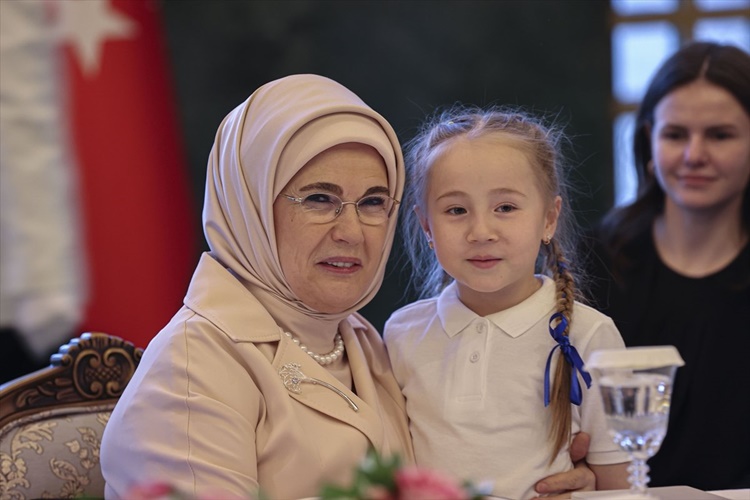 Emine Erdoğan, 23 Nisan Ulusal Egemenlik ve Çocuk Bayramını kutladı