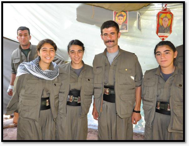 CHPli İBBde skandal! Belediye personelinin terör kampında keleşli fotoğrafı ortaya çıktı