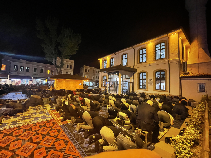 Genci yaşlısı camilere koştu! Yurt genelinde Kadir Gecesi coşkusu! Dualarla idrak edildi