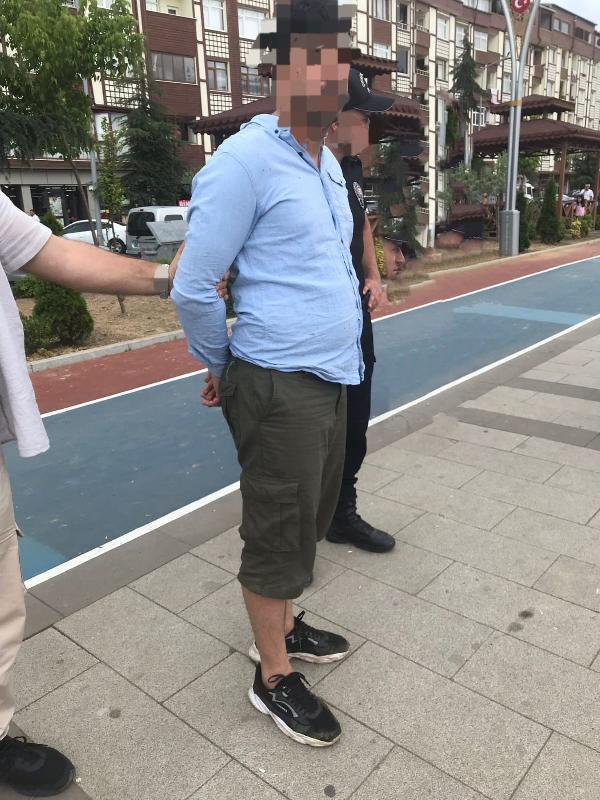 trabzonda-bicakladigi-arkadasi-oldu-calinti-kiyafetle-uzerini-degistirip-kacarken-kiskivrak-yakalandi-1657375069409.jpg Trabzon’da bıçakladığı arkadaşı öldü, çalıntı kıyafetle üzerini değiştirip kaçarken kıskıvrak yakalandı - 2